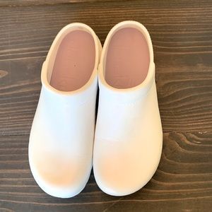 Dansko size 37 Kane Molded Pearl Iridescent clog